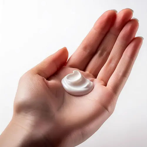 Crème anti-age bio dans les mains d'une femme.